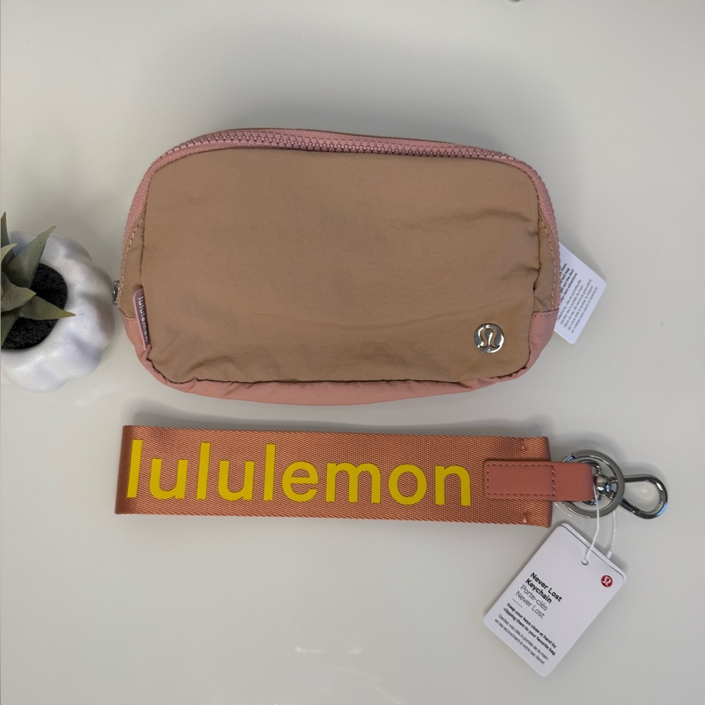 🎁 Lululemon 2 pcs set! Everywhere Belt Bag Bundled with the Never Lost Keychain